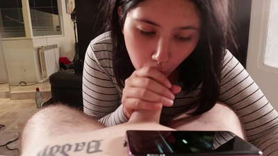 Dražim svojo posvojenko, medtem ko ona gleda Disney [Cum]