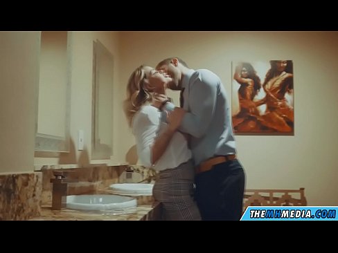 ❤️ Ko vas prsata blondinka zapelje na javnem stranišču ❤️❌ Fucking video pri nas ☑